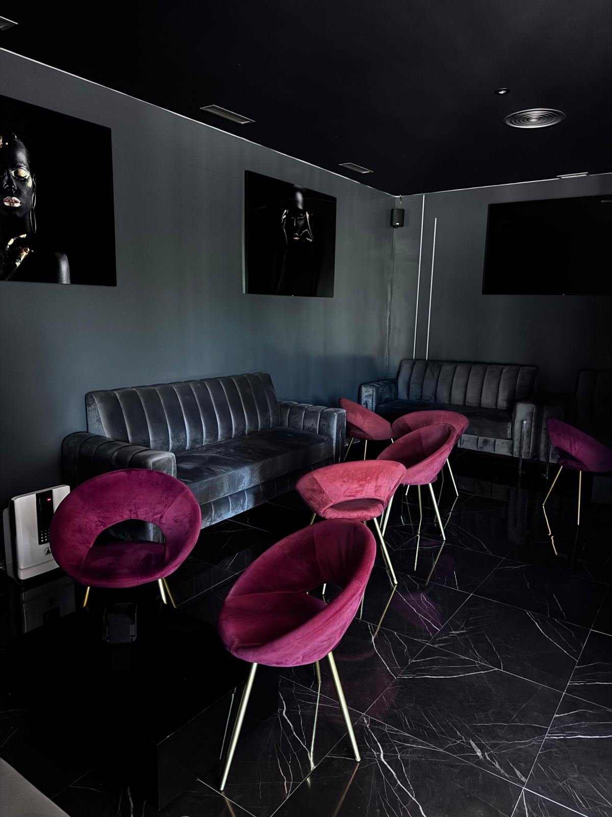 Sillones y sofás del reservado privado de Horizonte Lounge en Getafe